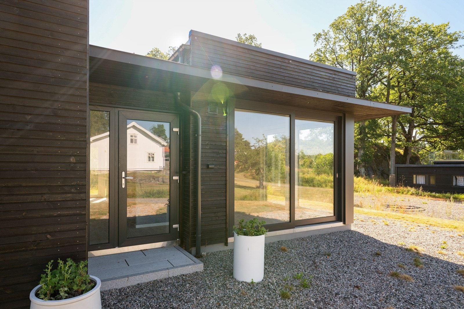 Hytta har et pent og overbygget inngangsparti. Galleribilde