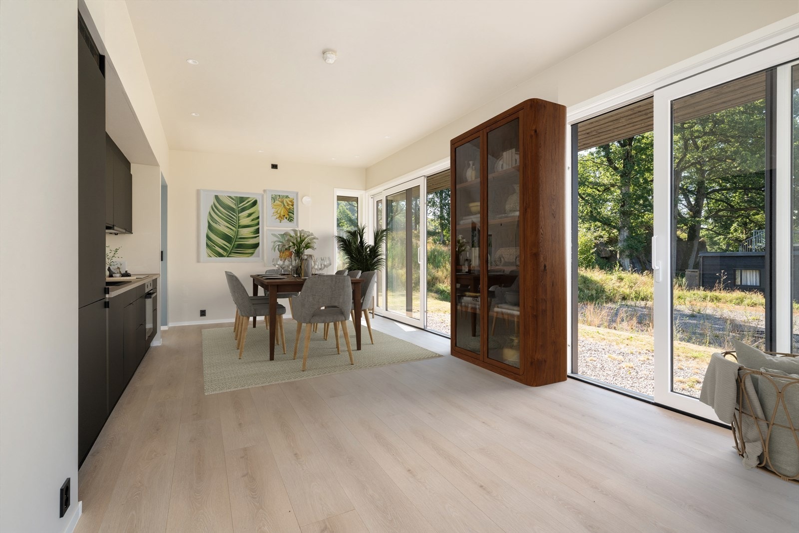 I stue kjøkken er det fin plass til møblering i ulike soner. Bildet er digitalt møblert og er kun en illustrasjon. Galleribilde