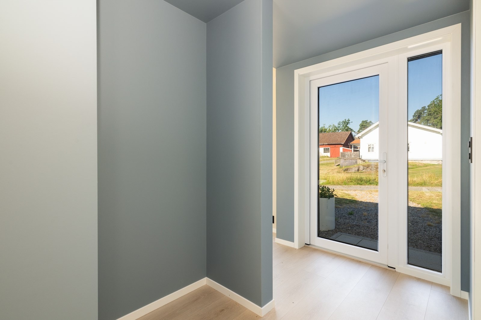 I forbindelse med inngangsdøren er det fin plass til både sko- og yttertøy i nisje. Galleribilde