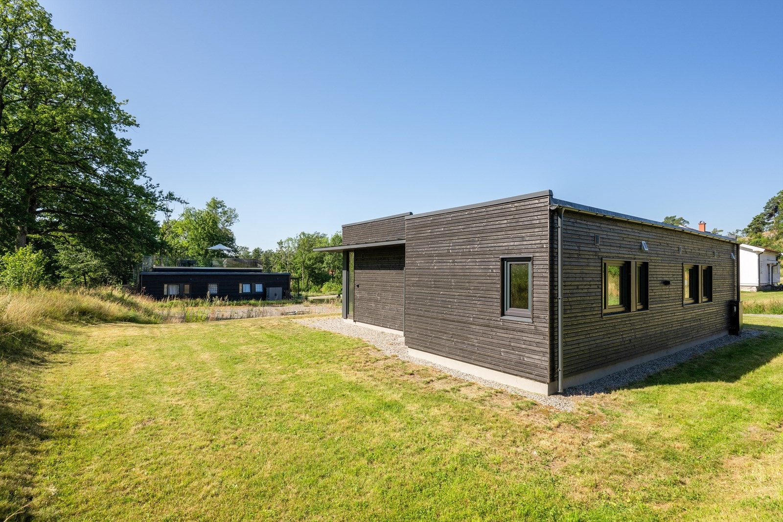 Rundt hytta er det plen som innbyr til lek og ballspill for store og små. Galleribilde