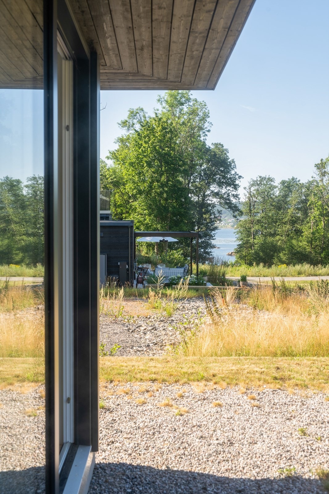 Fra hytta har du hyggelig utsikt mot sjøen. Galleribilde