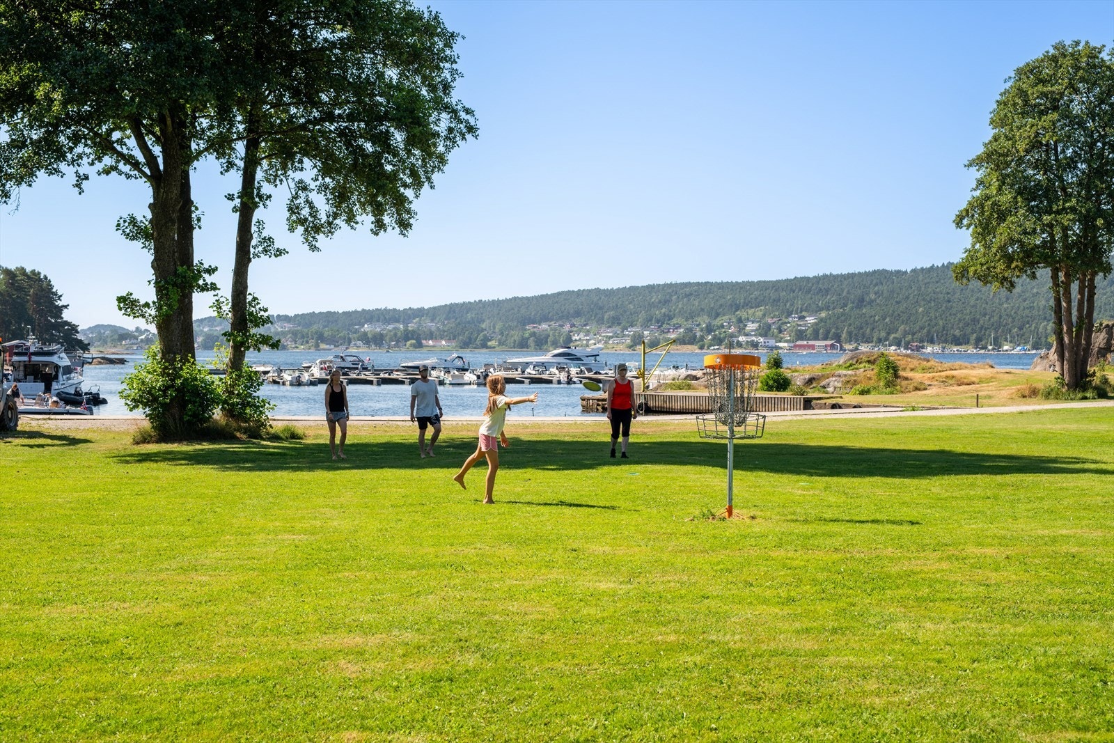 Hytta ligger solrikt til med nærhet til friarealet/ballbanen/frisbee-banen samt kort gangveg til bryggeanlegget, kafeen, badebrygga og hovedstranda. Galleribilde