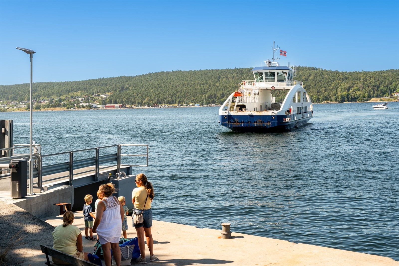 For daglige ærend er det kort båttur til Stathelle med dagligvarebutikker og Amfi Brotorvet. Med båt har du også tilgang til populære sommerbyer som Brevik, Langesund og Helgeroa - kjent for sjarmerende smågater, koselige butikker og gode restauranter. Galleribilde