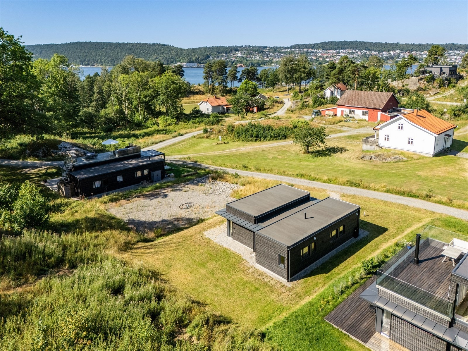 Bjørkøya ligger idyllisk til mellom Brevik og Langesund, omgitt av vakker natur og et levende skjærgårdsmiljø. Galleribilde