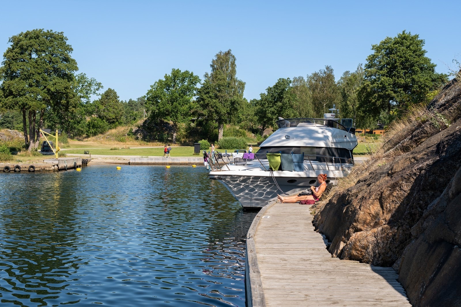 Adkomst til Bjørkøya skjer via bilferge eller egen båt. Sentralt på øya ligger et stort og moderne bryggeanlegg med faste båtplasser og gjesteplasser. Galleribilde