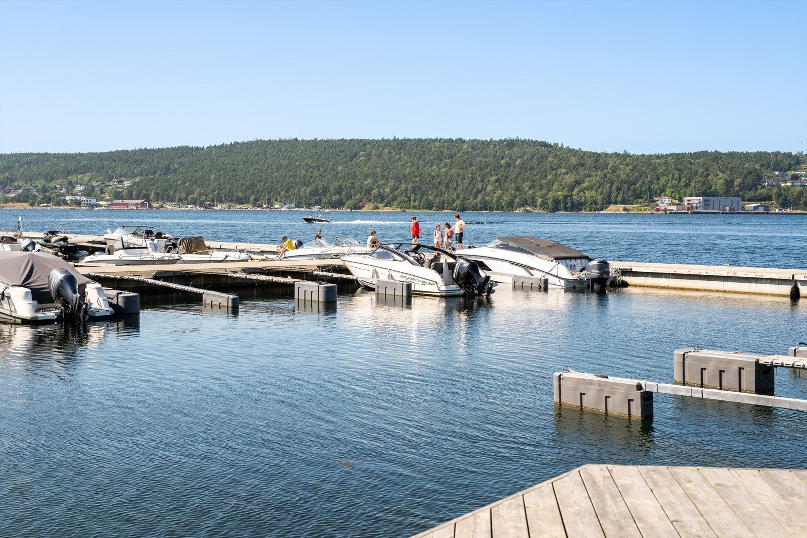 Det er etablert et stort og flott bryggeanlegg i nærheten, hvor denne eiendommen har båtplass på 3 meter. Galleribilde