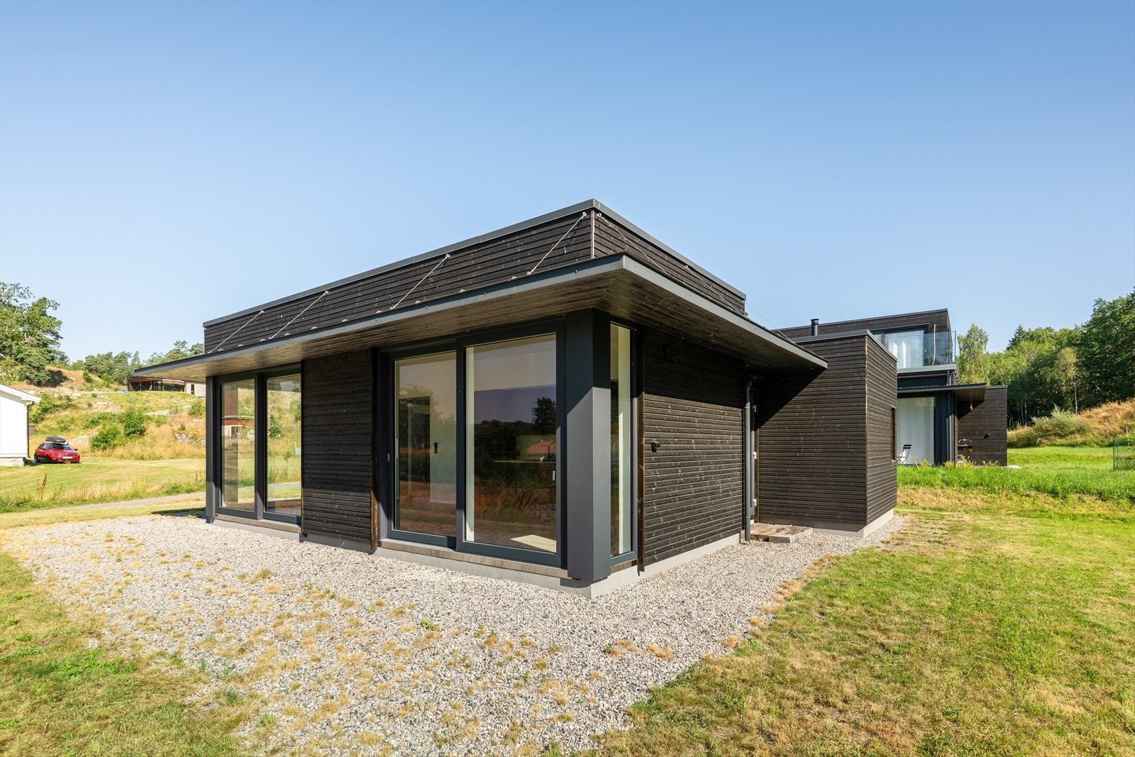 Uteområdet er opparbeidet med grus, og gir mulighet for møblering i ulike soner. Galleribilde