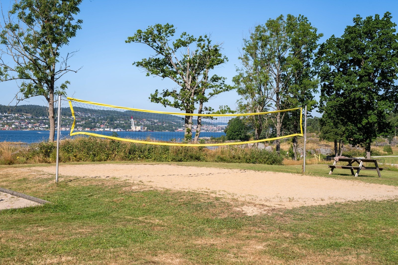 Hytta og området på øya gir en perfekt kombinasjon av ro, naturopplevelser og sommerlige aktiviteter. Galleribilde