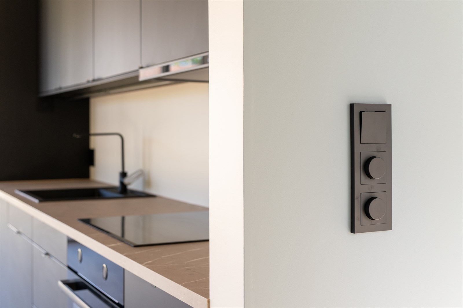 Det er montert downlights i himling i stue/ kjøkken samt gulvvarme. Galleribilde