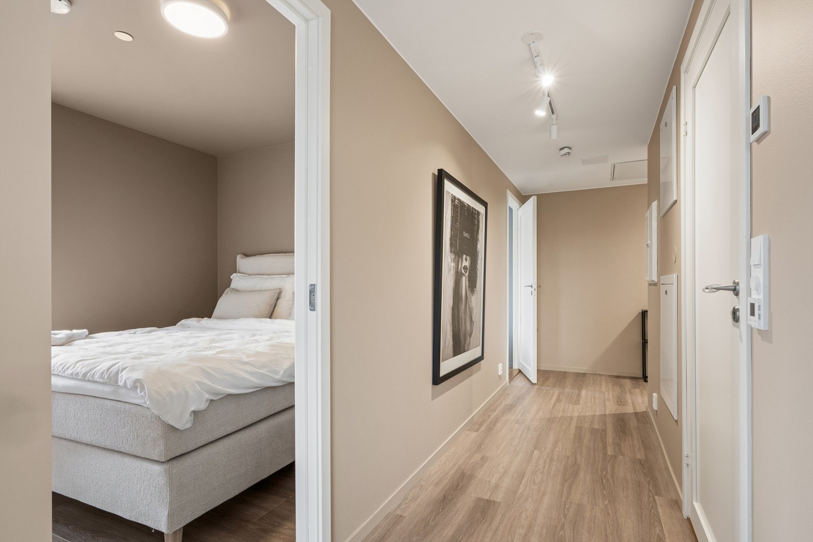 Leiligheten har moderne kvaliteter som heis, vannbåren gulvvarme i stue, kjøkken og entré, samt balansert ventilasjon for et godt inneklima. Galleribilde