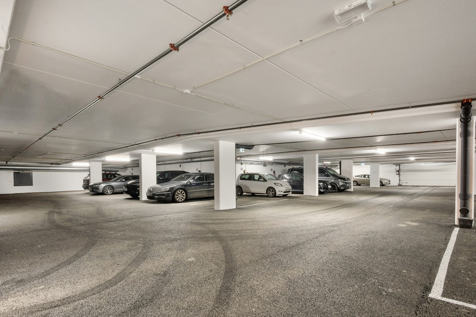 Leiligheten disponerer en sportsbod på ca. 4 m² i kjeller og en parkeringsplass på ca. 14 m² i felles parkeringskjeller. Galleribilde