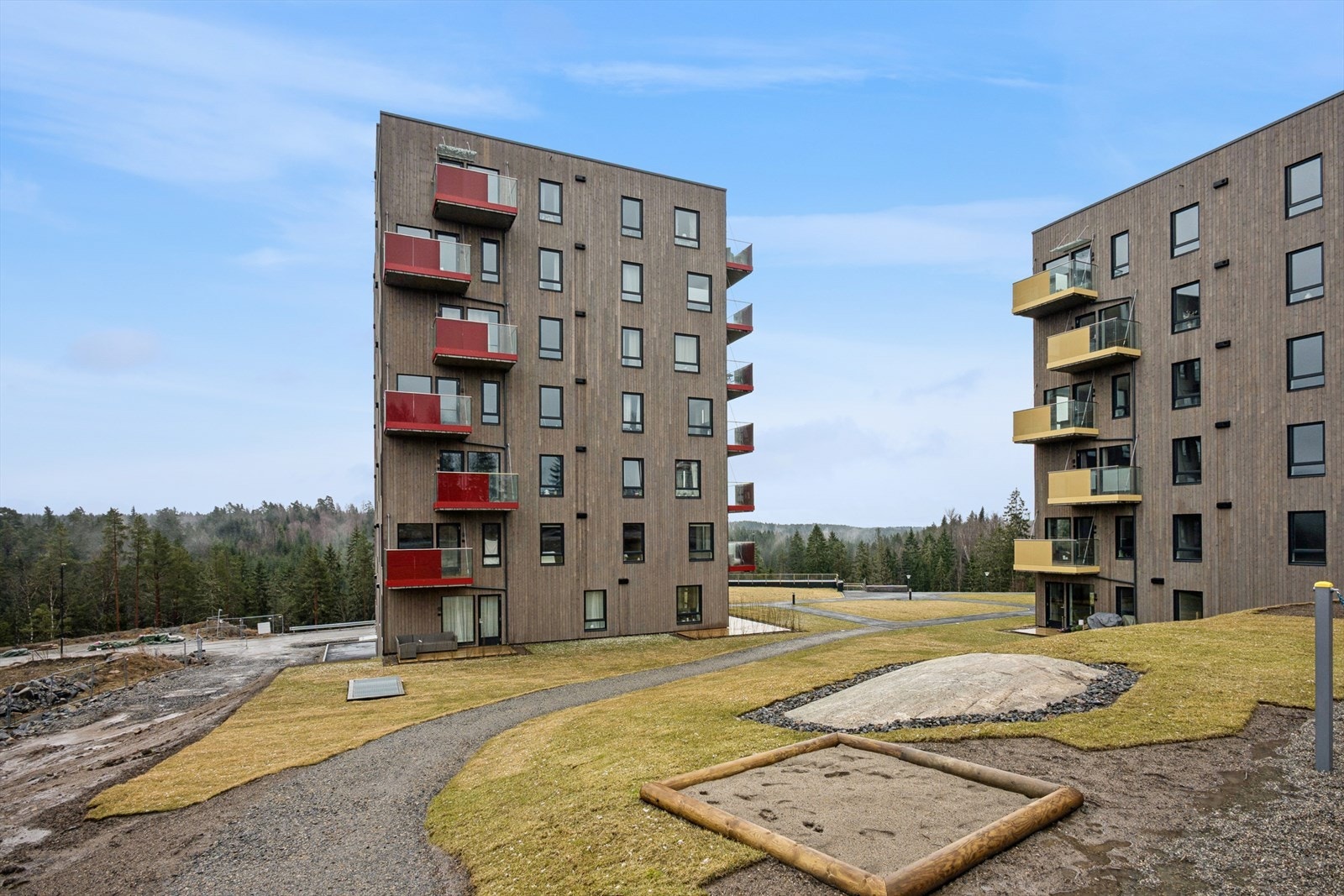 Her bor du med kort vei til sentrum, togstasjon, skole og flotte friluftsområder. Galleribilde
