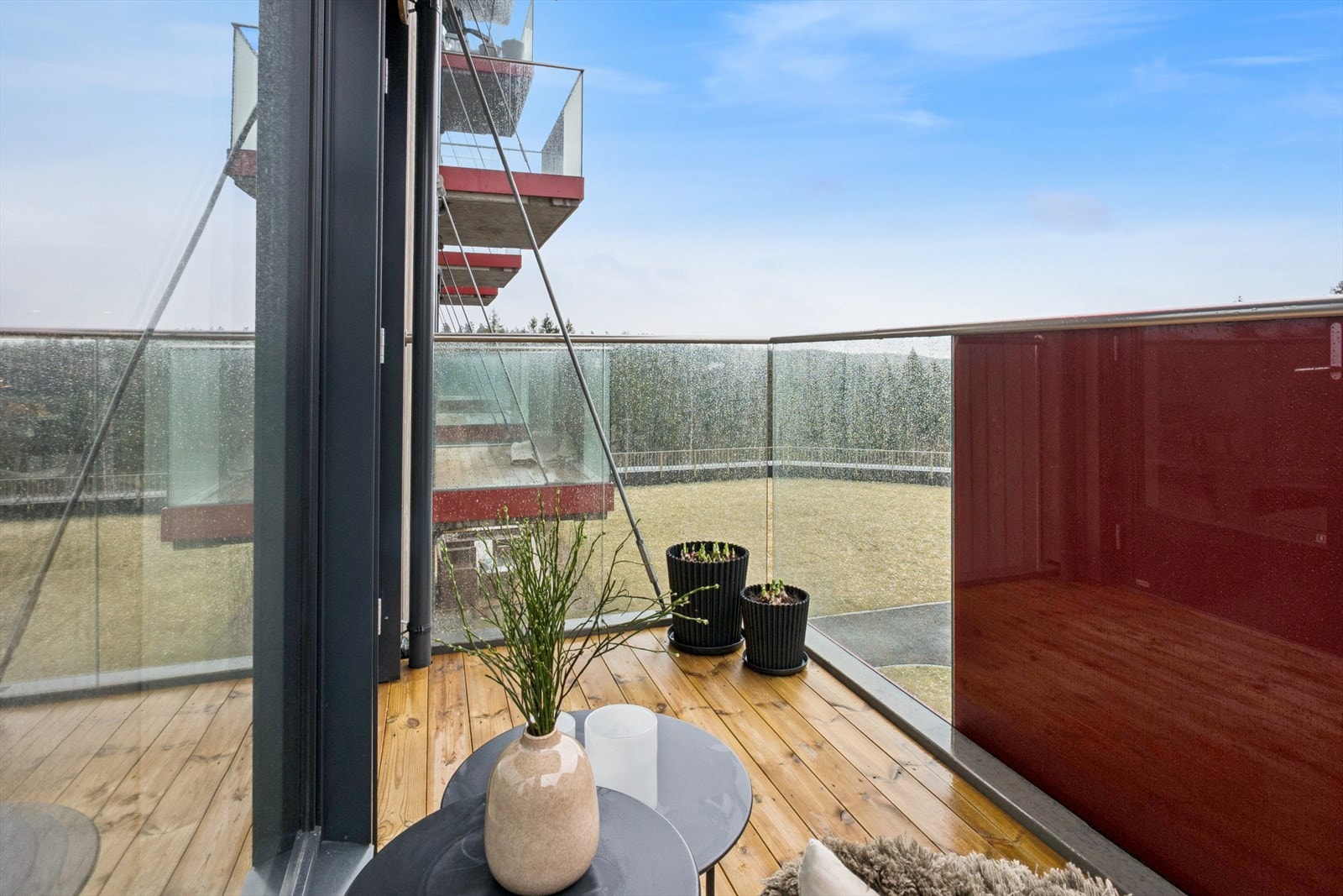 Fra stuen er det utgang til en syd/vest-vendt balkong på ca. 5 m². Galleribilde