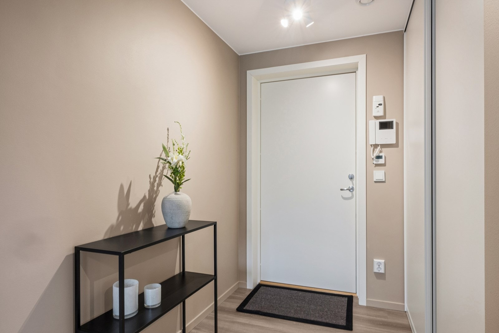Entréen er innredet med skyvedørsgarderobe og har parkett på gulvet. Galleribilde