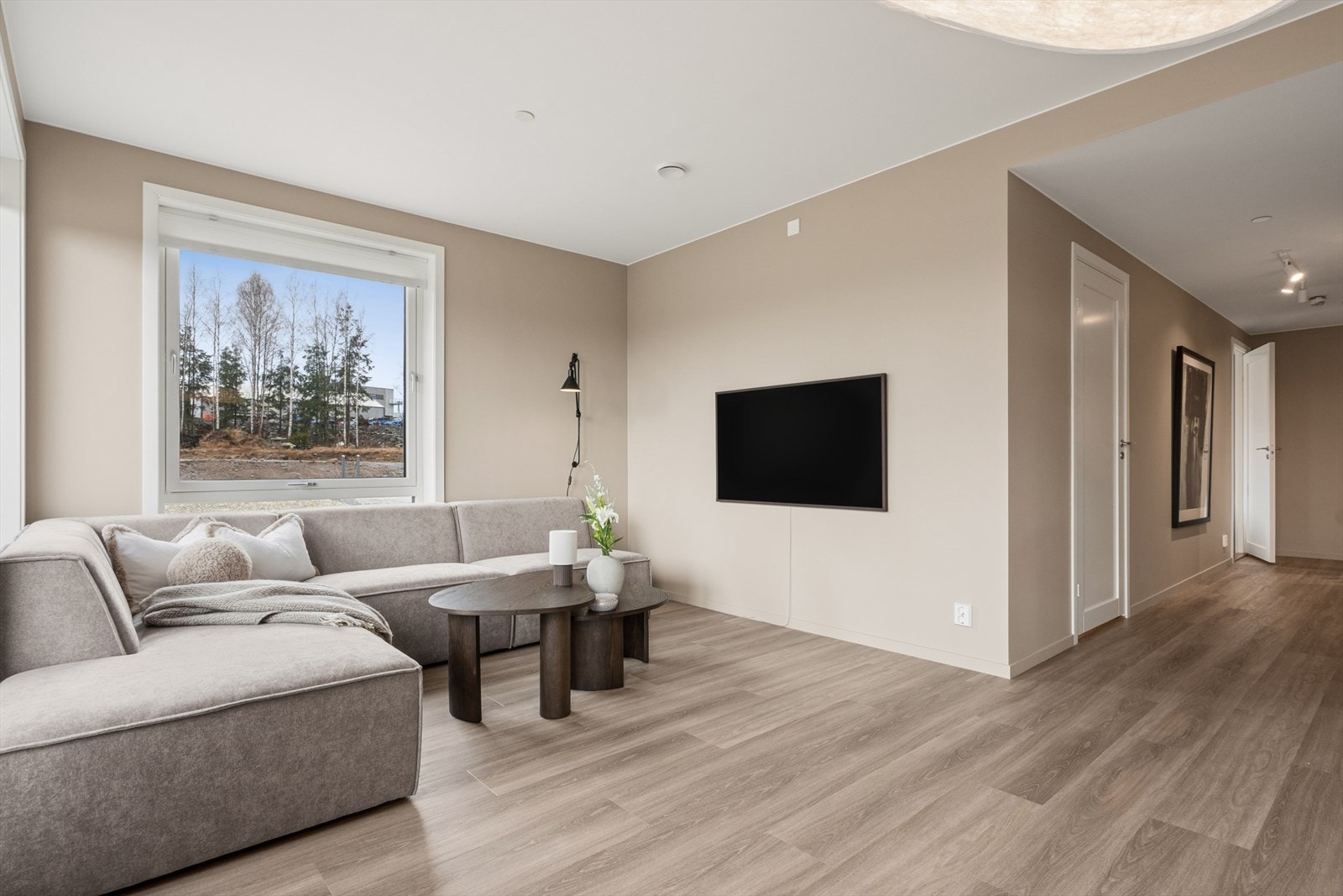 Stuen er romslig og møbleringsvennlig, med direkte utgang til en sørvestvendt balkong på ca. 5 m². Galleribilde