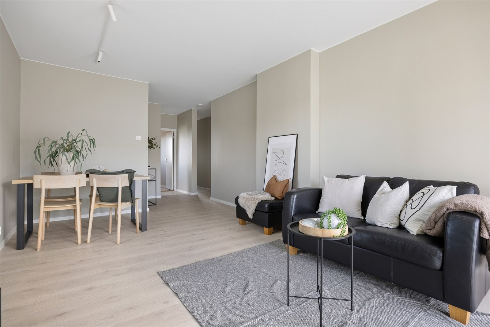 Rommet er lett å møblere og fungerer som et naturlig samlingspunkt i boligen. Galleribilde