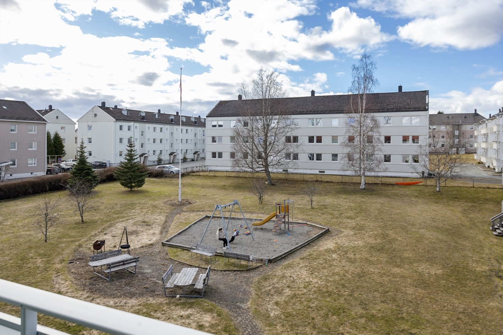 Hallset er et etablert og familievennlig boligområde på Byåsen, med mennesker i alle aldersgrupper. Galleribilde