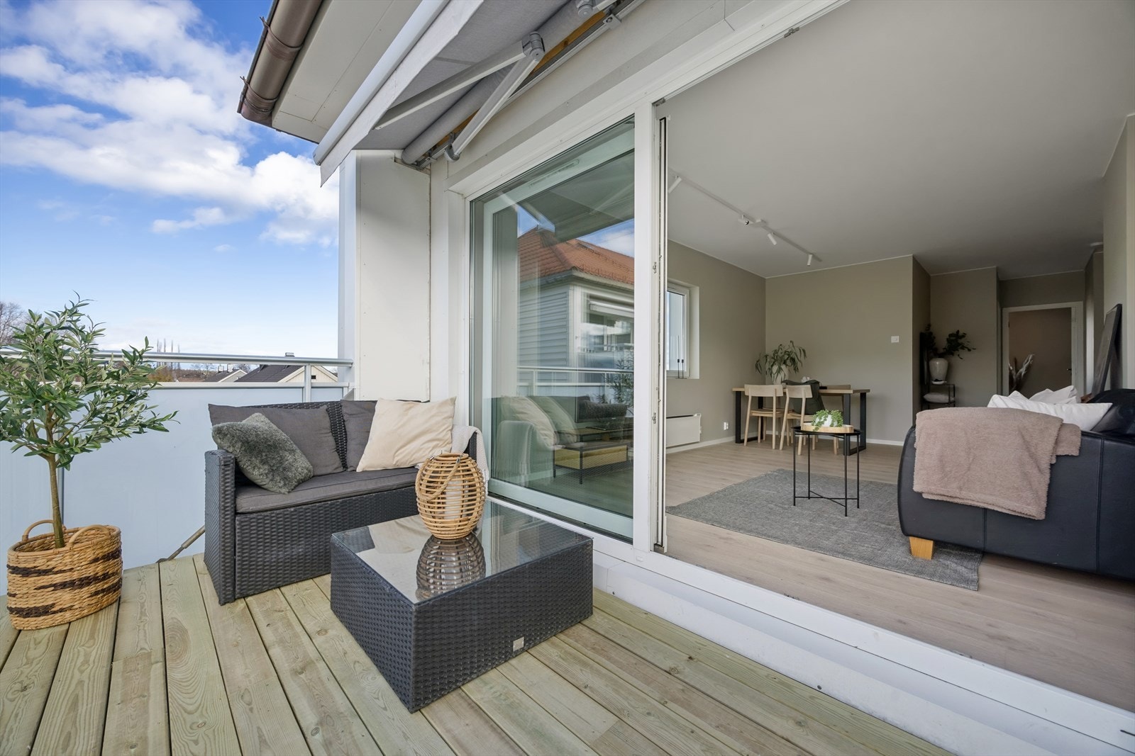 Fra stuen er det utgang til en romslig balkong på 8 m² med god plass til utemøbler. Galleribilde
