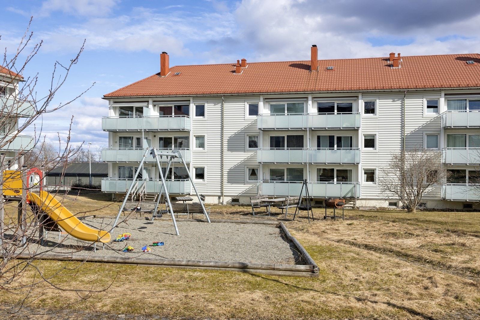 Borettslaget har fine fellesarealer med blant annet lekeplass. Galleribilde