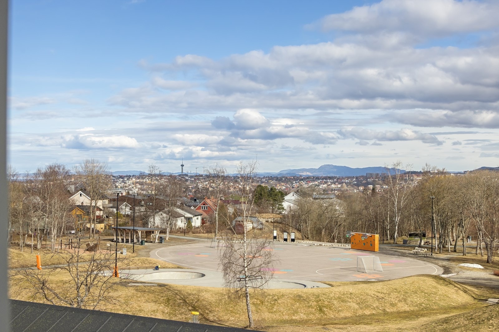 Fra leiligheten er det utsikt over nærområdet og mot Trondheim. Galleribilde
