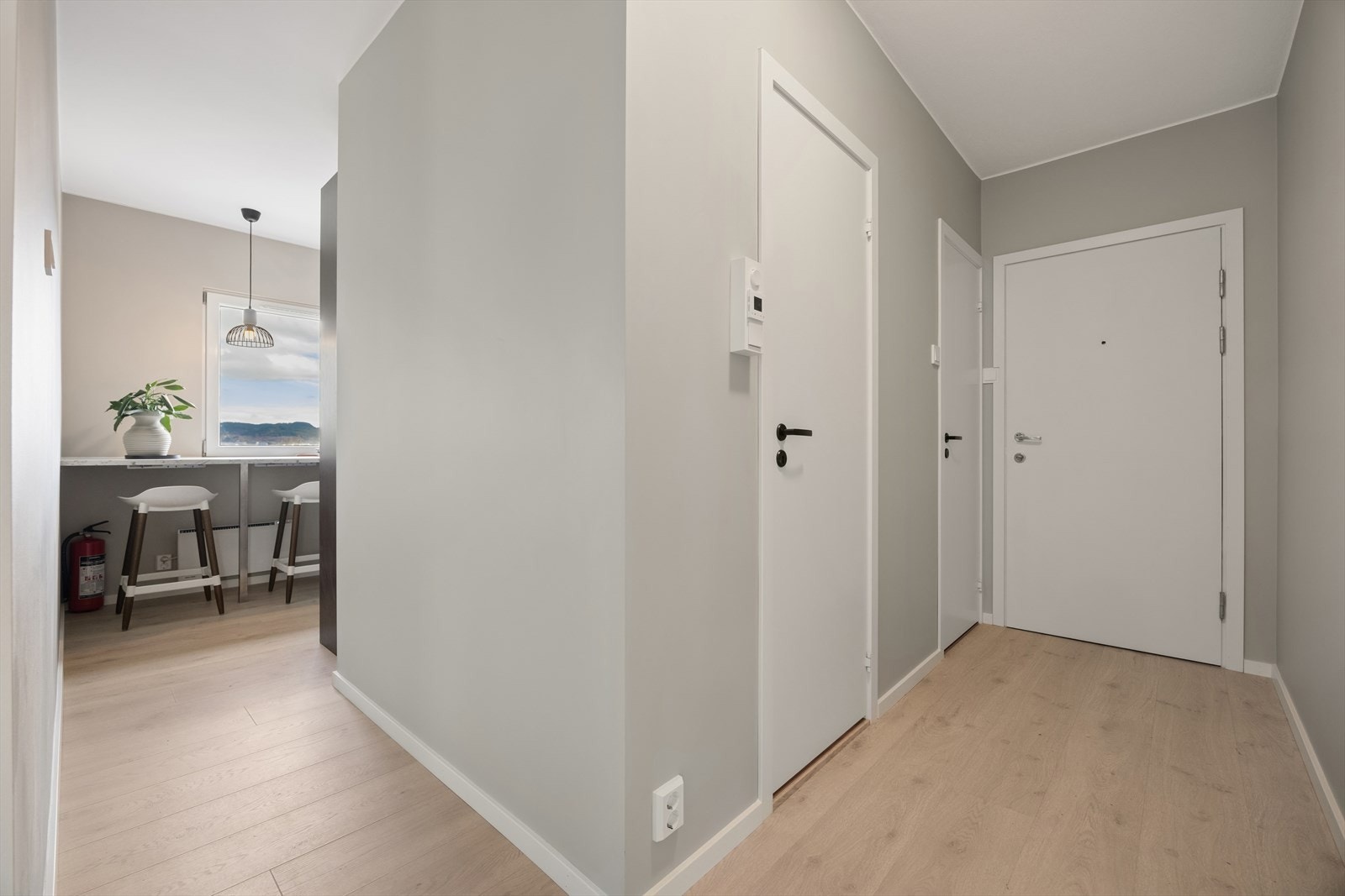Innbydende entré. Leiligheten disponerer én bod på loftet og to i kjelleren, totalt 11 m² med lagringsplass. Galleribilde