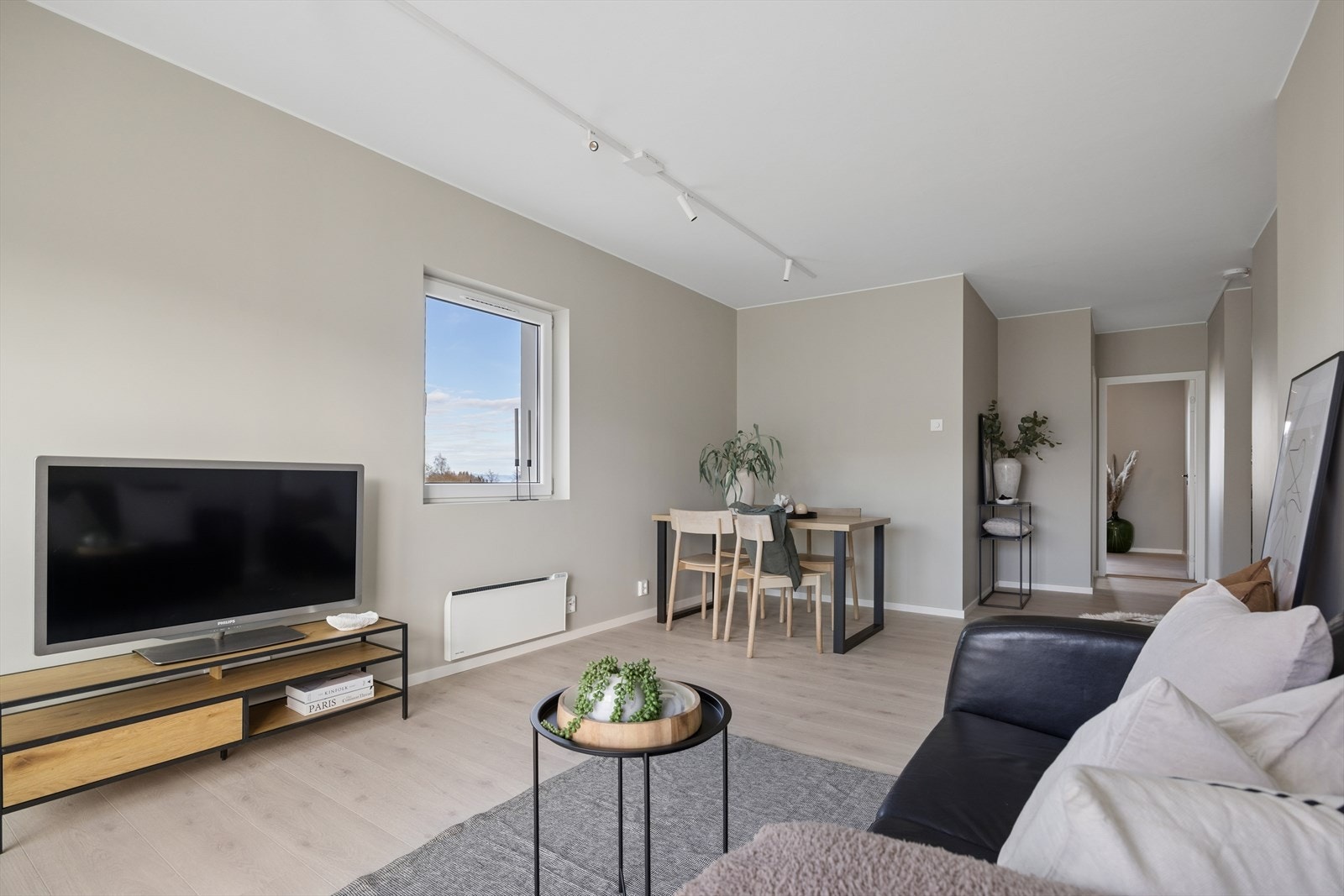 Her er det god plass til en egen TV-krok og sittegruppe. Elektrisk oppvarming og PVC-vinduer med 2-lags glass sikrer en jevn innetemperatur. Galleribilde