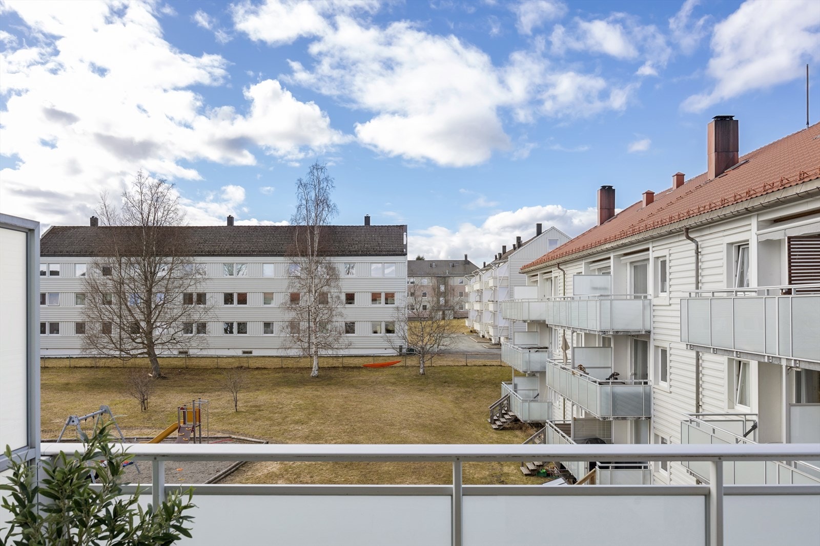 Utsikt over borettslagets grønne og velholdte fellesområder. Galleribilde