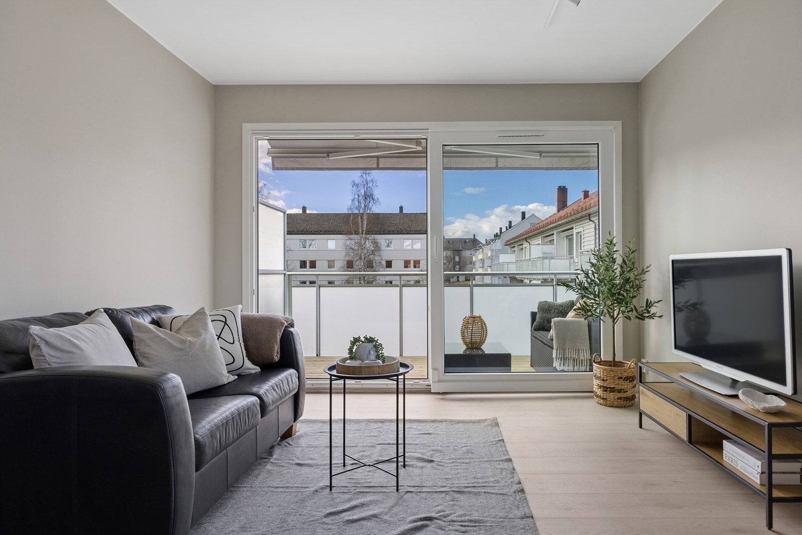 Den brede skyvedøren visker ut skillet mellom inne og ute på varme dager. Galleribilde