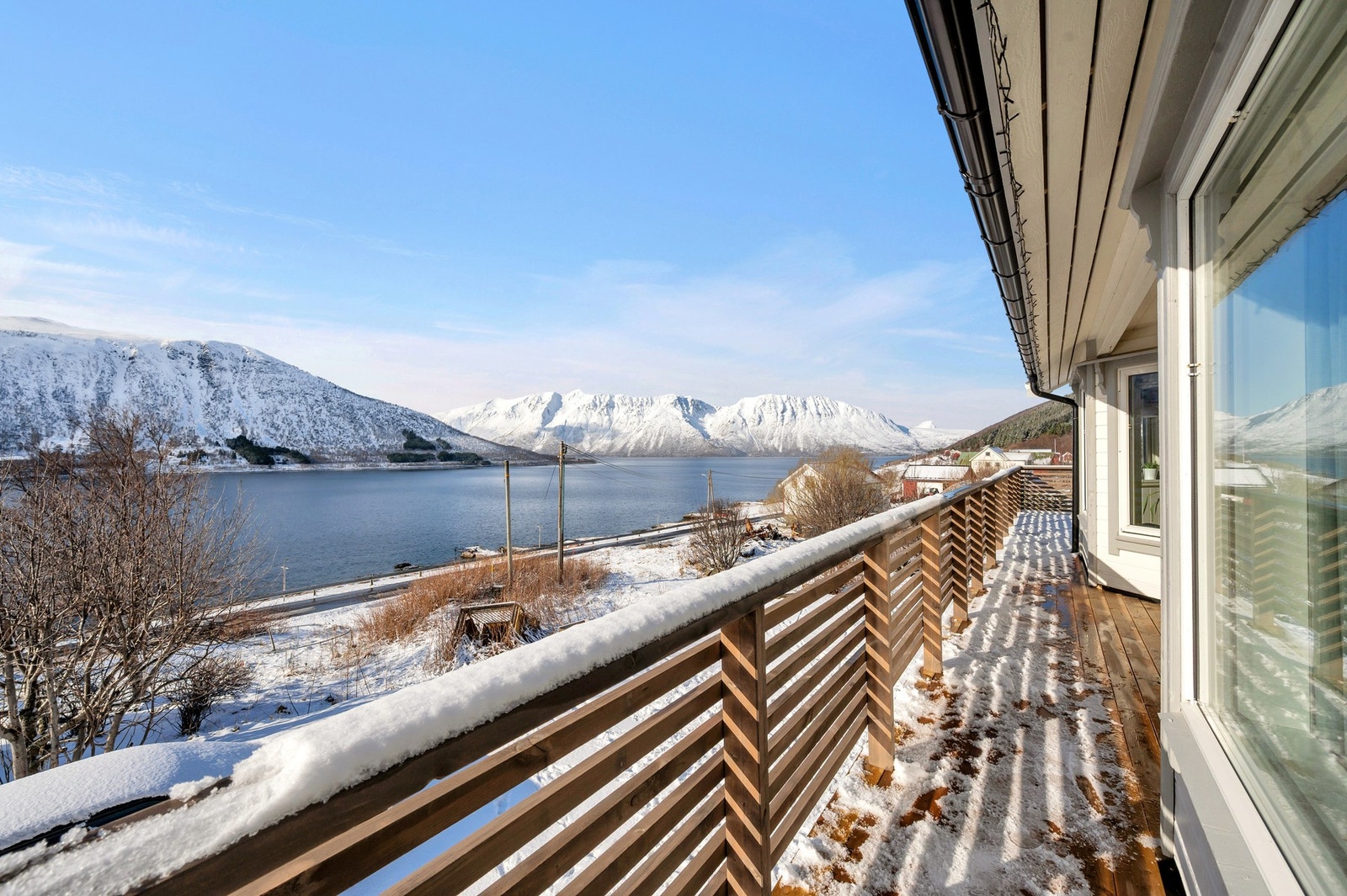 Terrasse som strekker seg på begge sidene av boligen er på totalt 125 kvm. Galleribilde