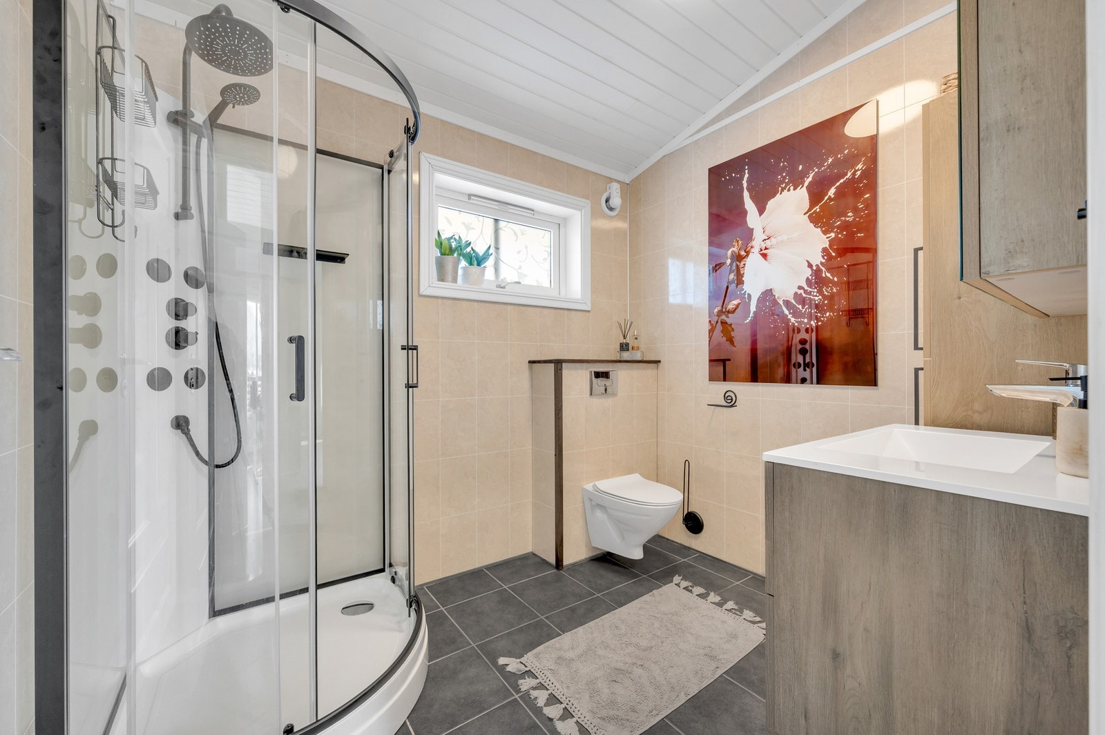 Bad i 2.etasje med varme i gulv. Nytt kabinett montert i 2026. Galleribilde