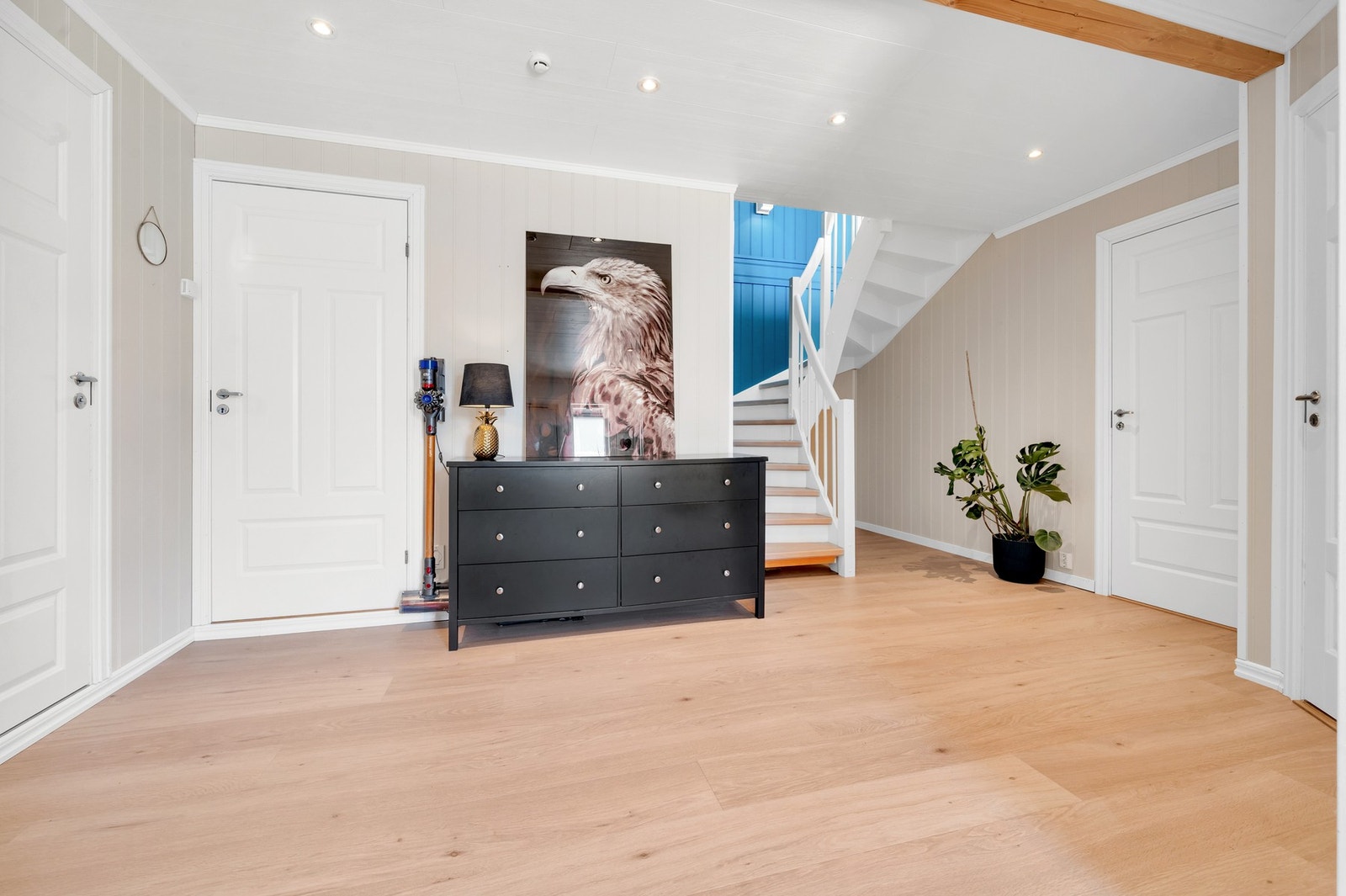 Gang med dimbare spotter i tak og nytt gulv fra 2026. Galleribilde