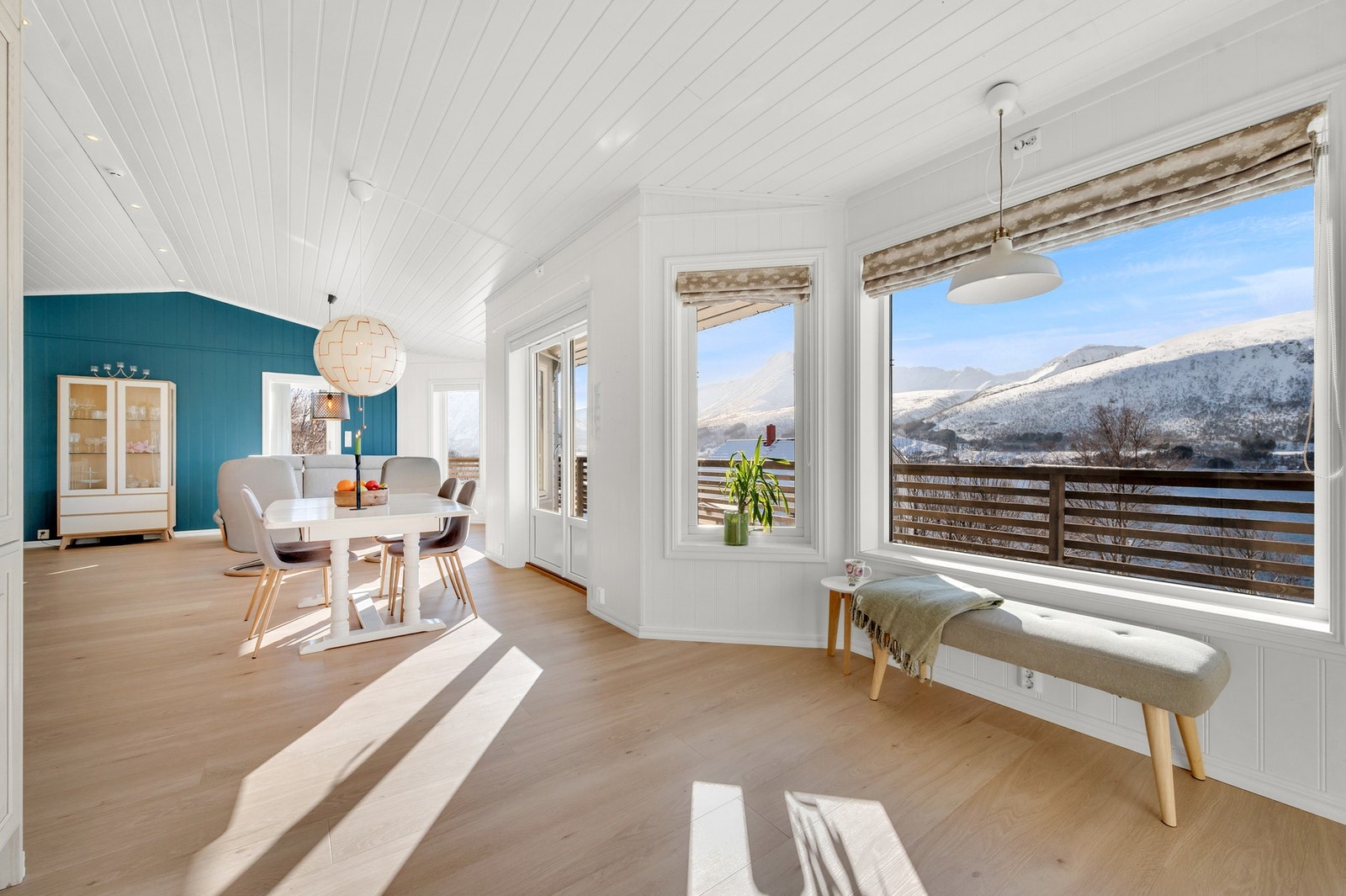 Direkte utgang til terrasse fra stue. Galleribilde