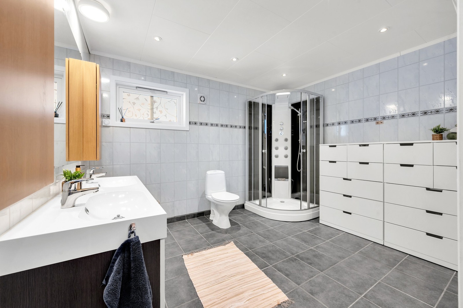 Bad i 1.etasje. Varme i gulv. Galleribilde