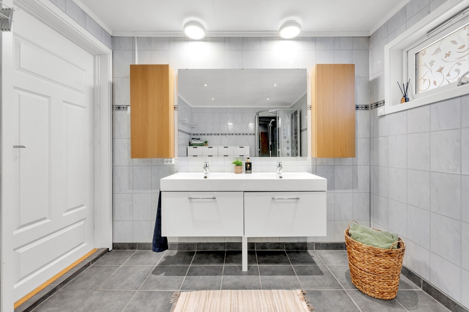 Gode oppbevaringsmuligheter i vegghengt baderomsinnredning. Galleribilde