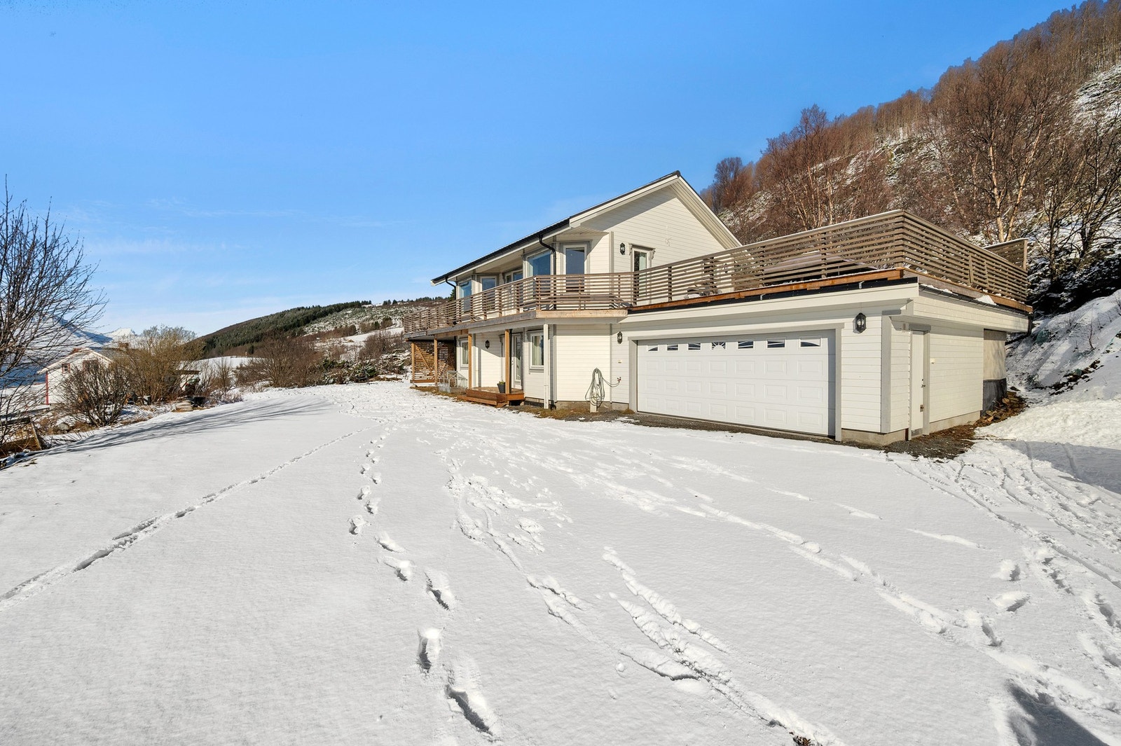 Eneboligen ligger fint til med svært gode parkeringsmuligheter i både dobbelgarasje, carport og på egen tomt. Galleribilde