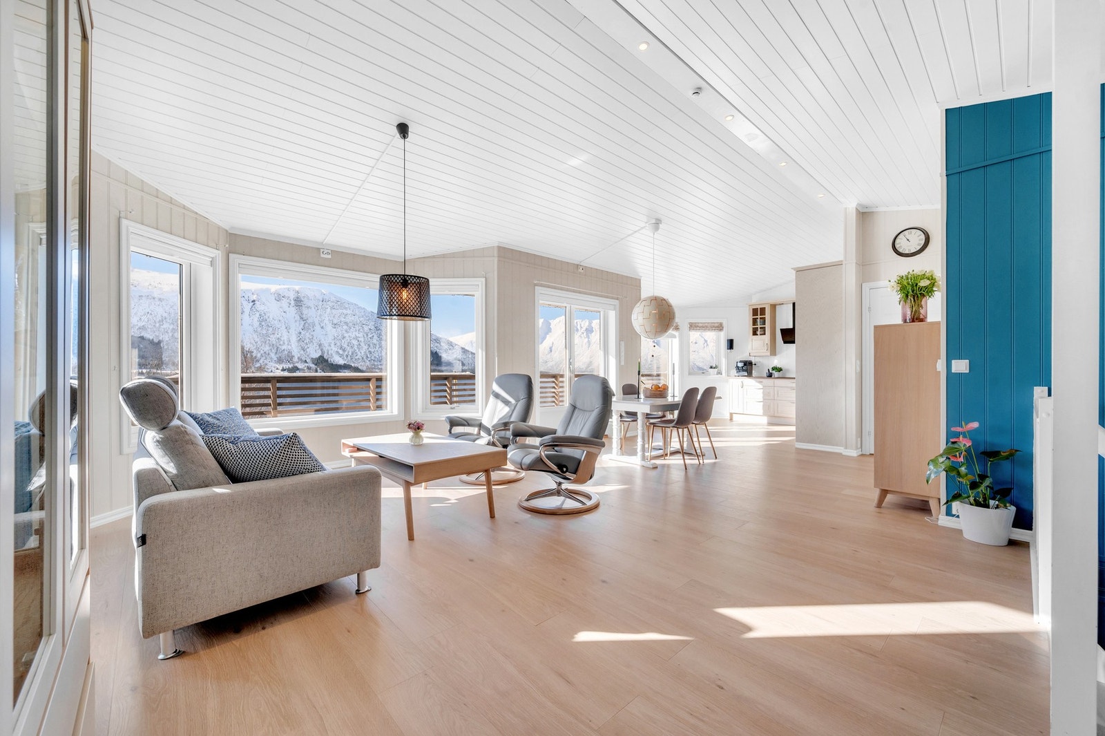 Lys og romslig stue, nytt gulv i 2026. Galleribilde