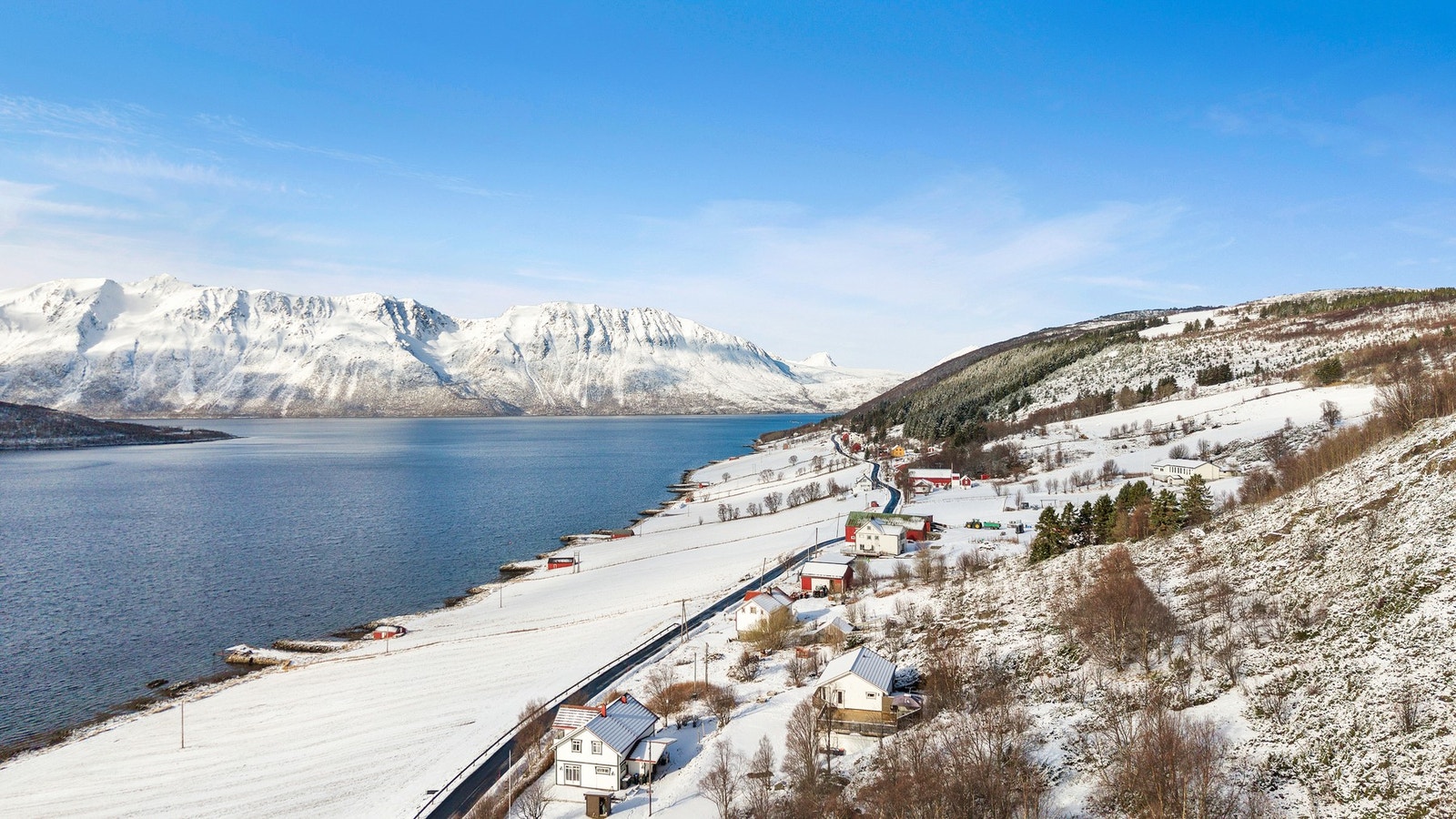 På Kveøya nyter man godt av flott natur med gode sol og utsiksforhold mot fjellene som ligger rundt. Galleribilde