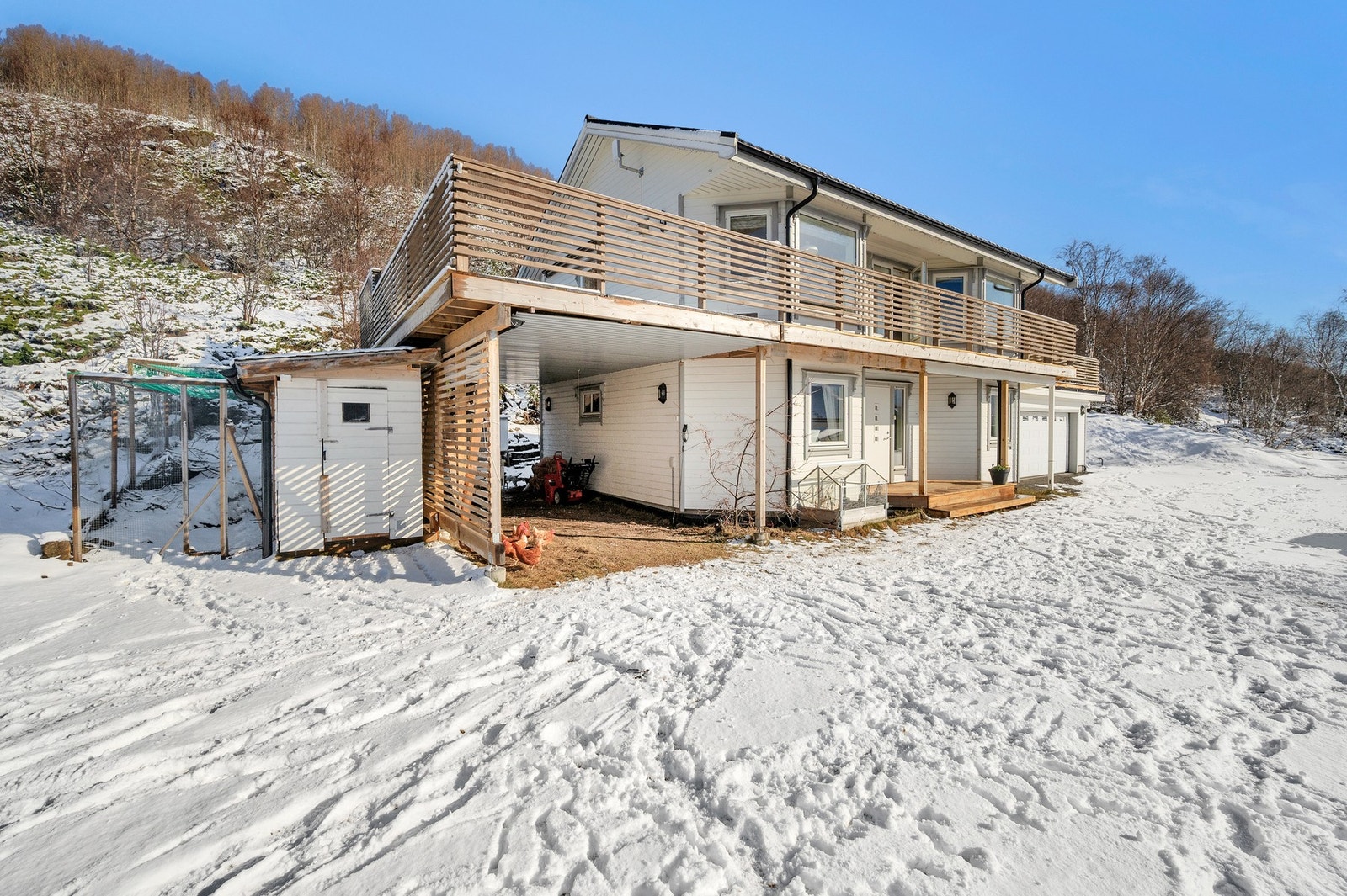 Boligen har svært gode lagrings- og parkeringsmuligheter. Galleribilde