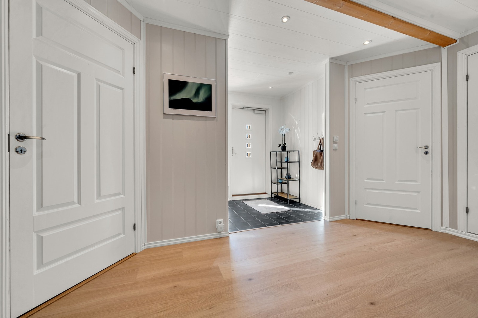 2 soverom, bad, vaskerom og bod i 1.etasje. Galleribilde