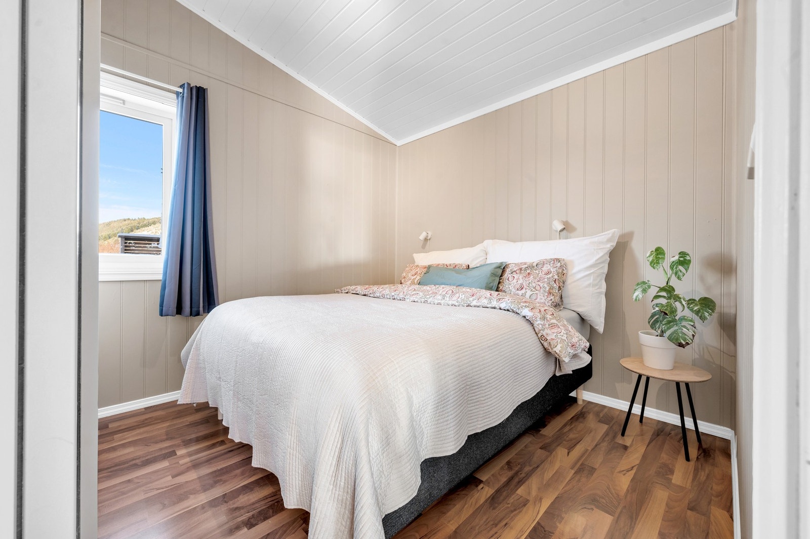 Soverom i 2.etasje med god plass til dobbeltseng og garderobeskap. Galleribilde