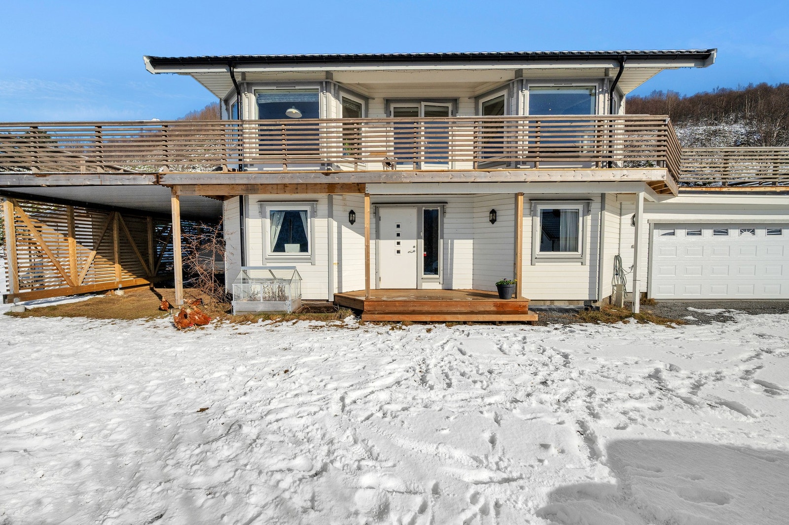 Inngangsparti og gode parkeringsmuligheter på tomt. Galleribilde