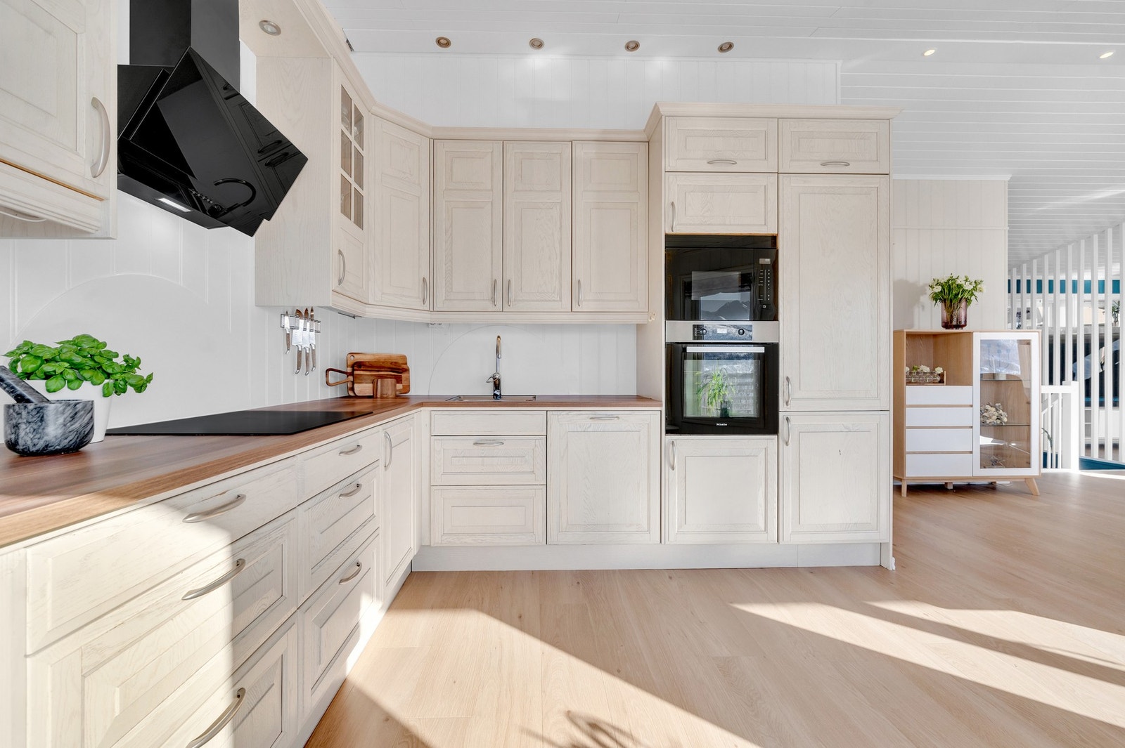 God skap- og benkeplass. Galleribilde