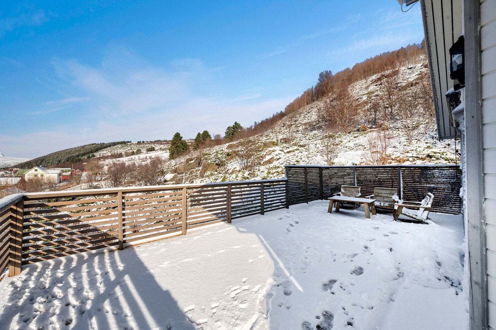 Terrasse med kveldssol som også oppleves svært skjermet. Galleribilde