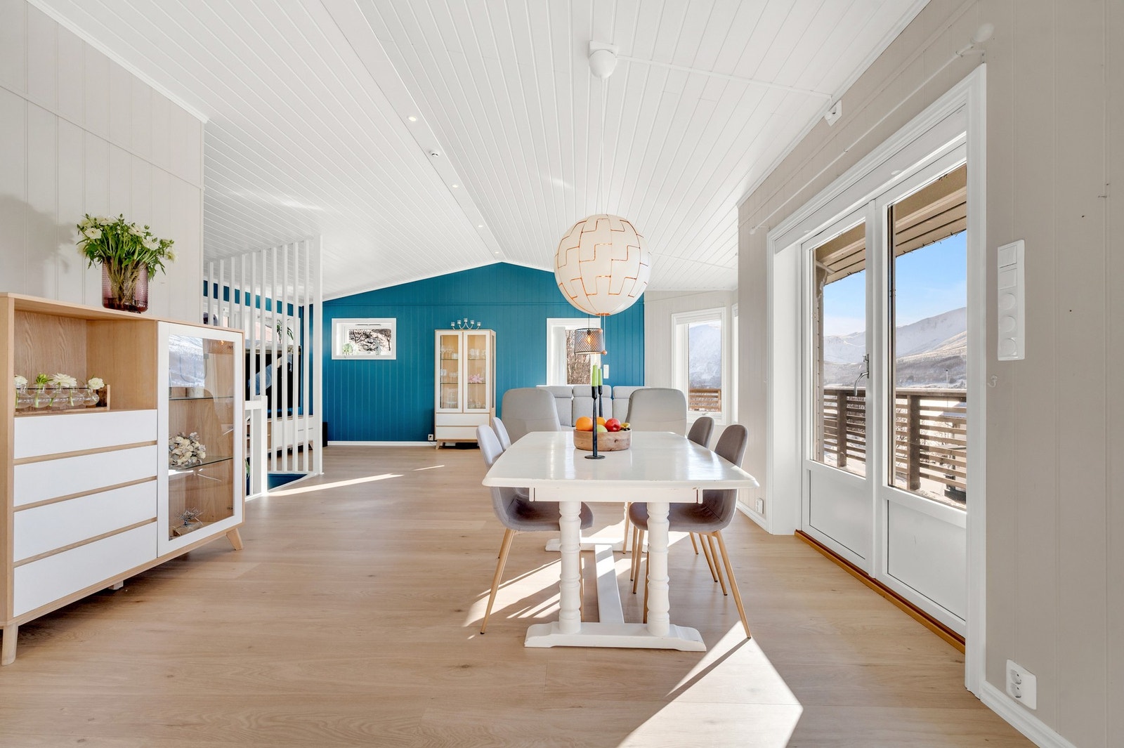 Store vindusflater med godt naturlig lysinnslipp. Galleribilde