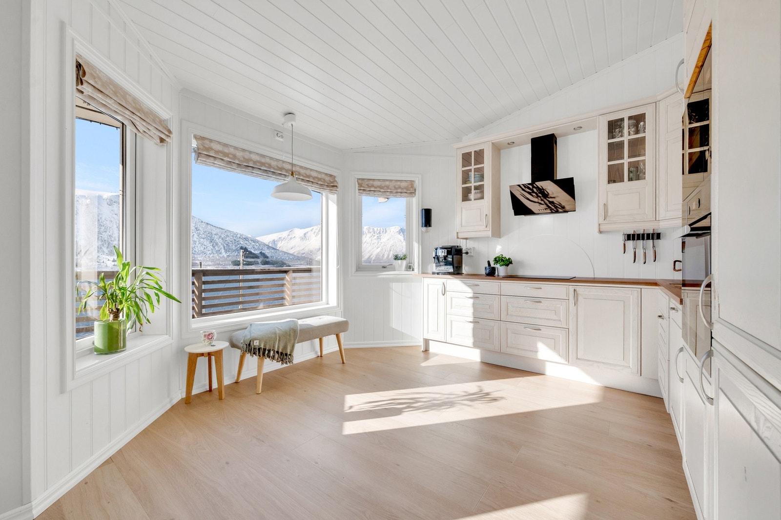 Kjøkken med muligheter for et mindre spisebord. Galleribilde