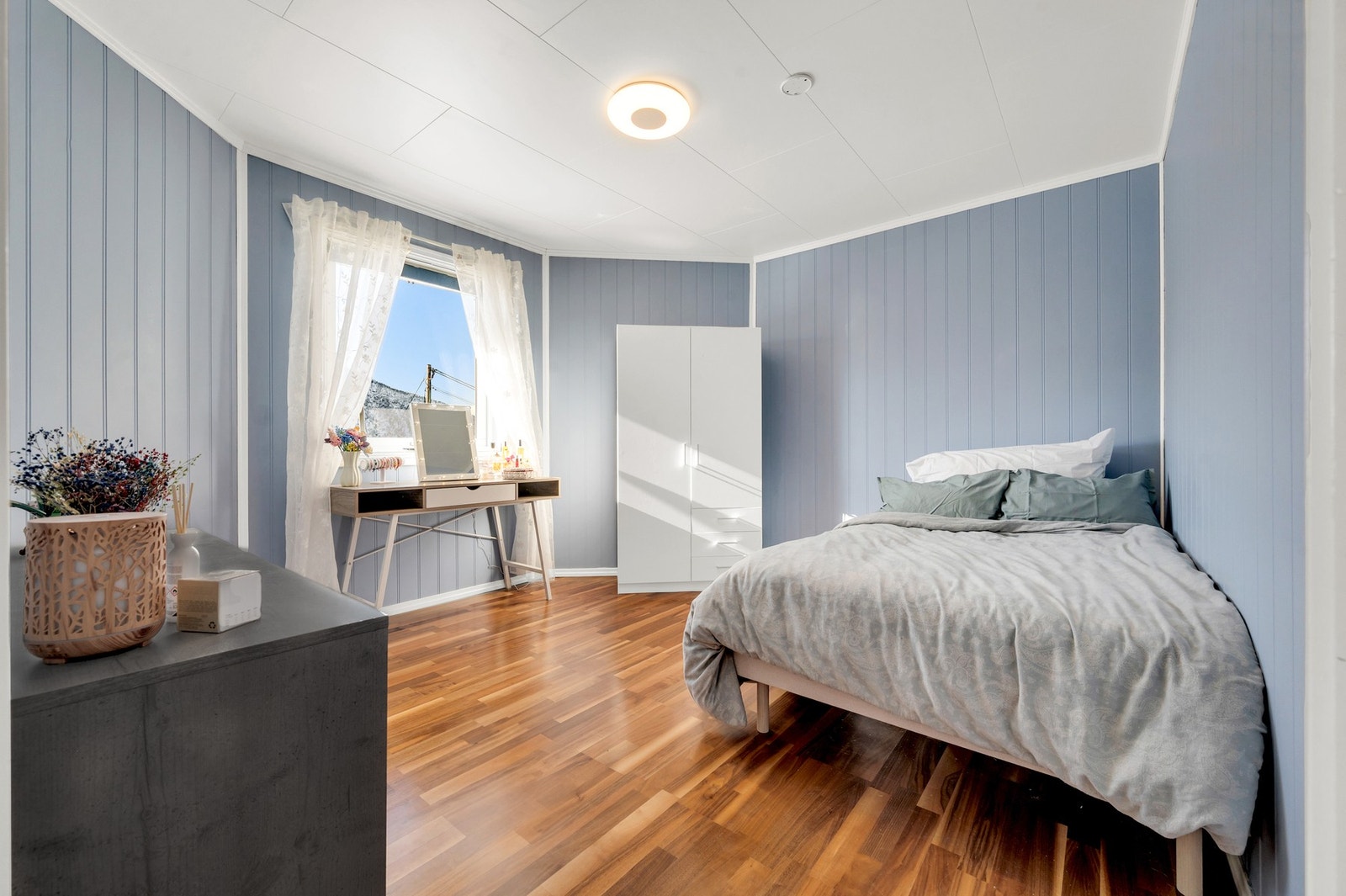 Soverom 2 med god plass for seng, kommode og nattbord. Galleribilde