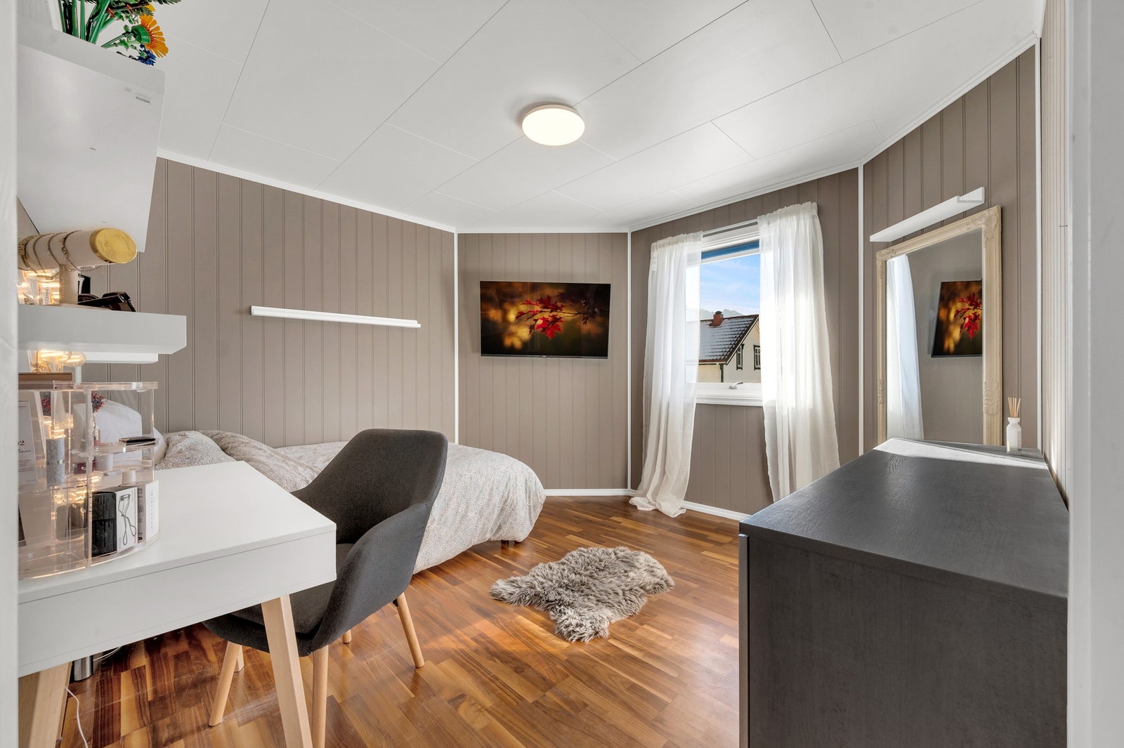 Soverom 1 med god plass for seng, kommode og nattbord. Galleribilde