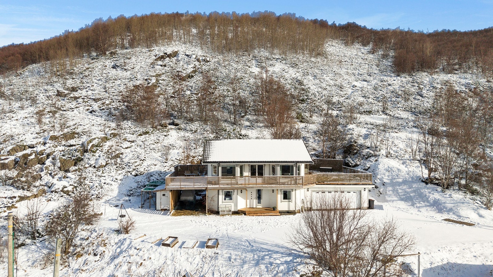 Eiendommen ligger fint til med grense til grøntareal. Galleribilde