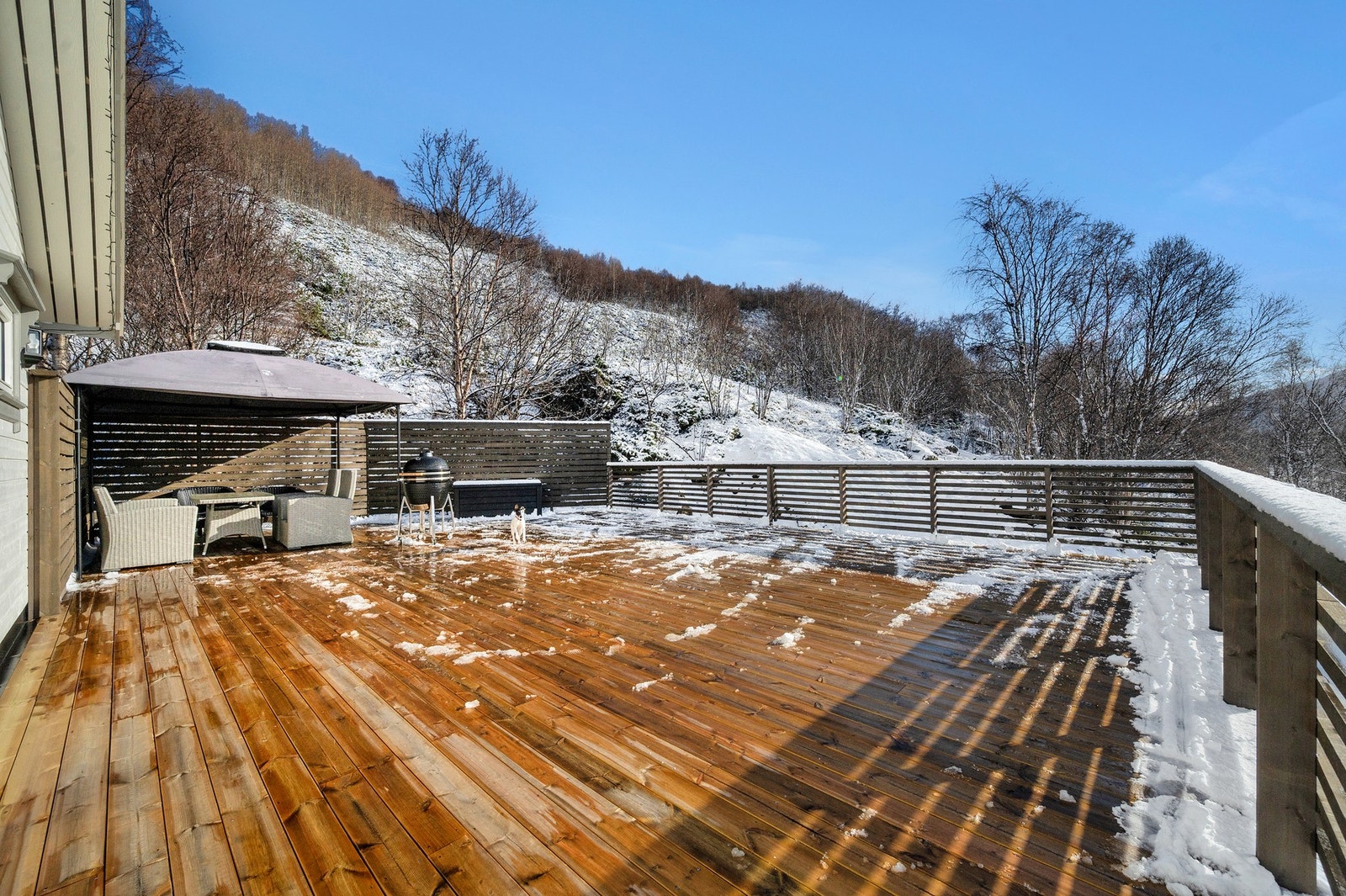 Svært god plass til større sammenkomster på sommeren, med 2 innganger direkte inn til stue, som gjør den enkel å ta i bruk. Galleribilde