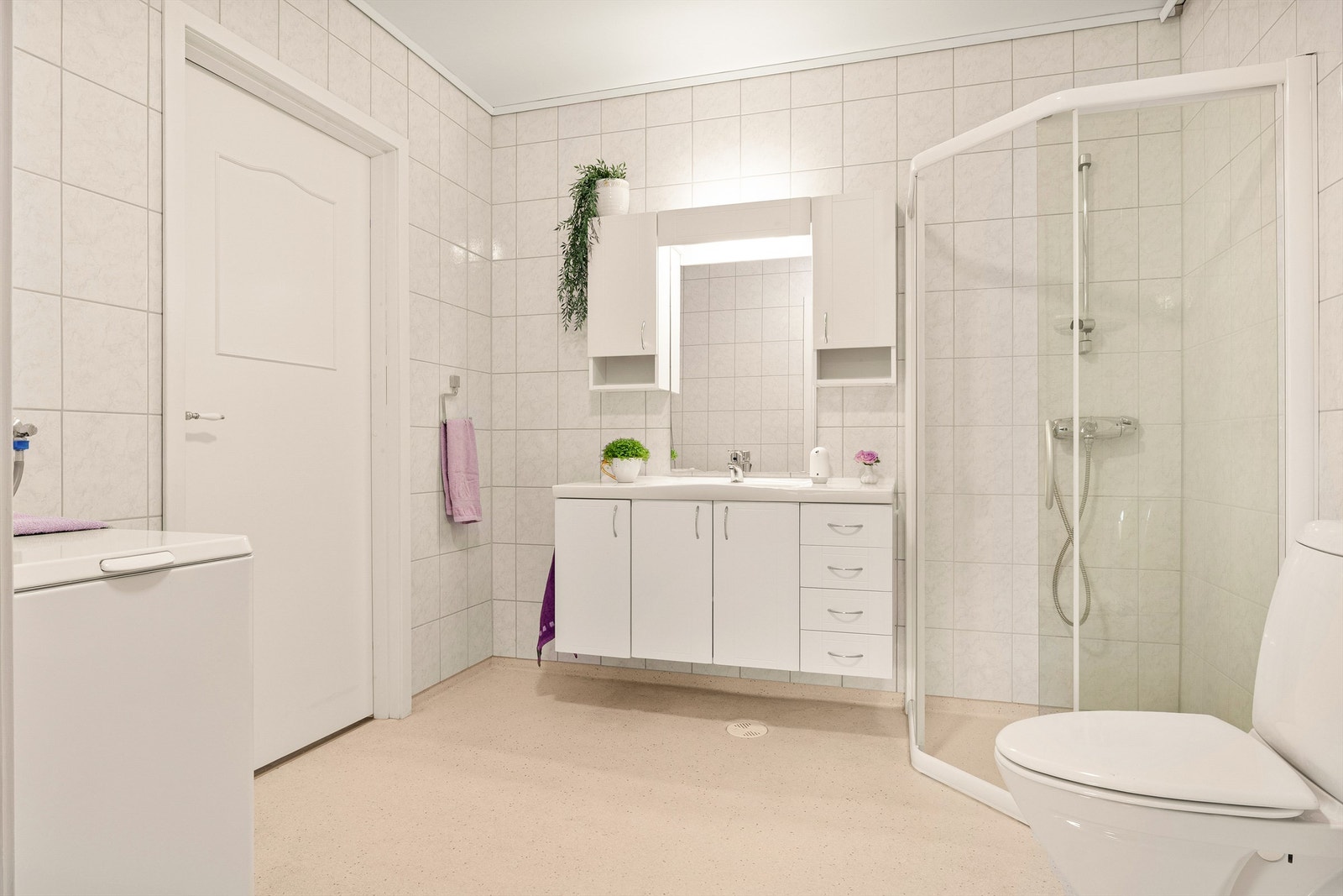 Badet er på 7kvm. Opplegg til vaskemaskin på høyre side av døren. Galleribilde